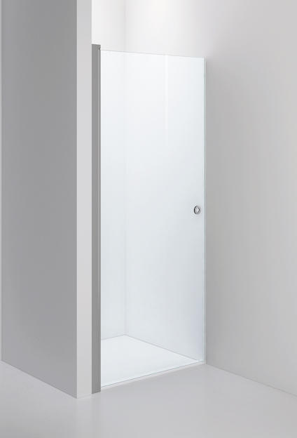 Duschvägg med en vertikal panel av genomskinligt glas, försedd med ett runt handtag, omgiven av vita väggar.