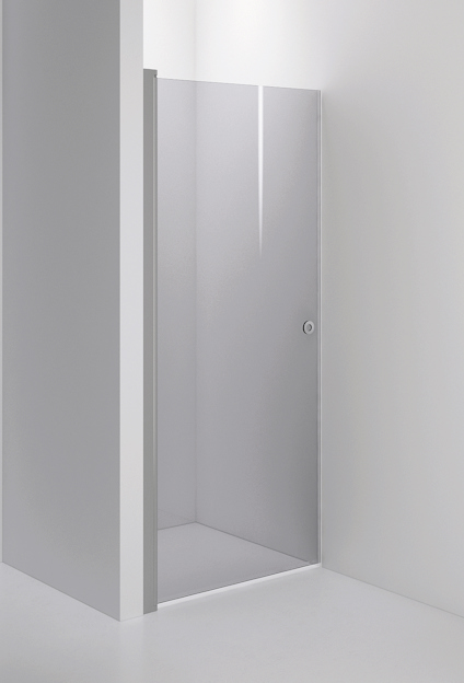 Duschvägg med rökfärgat glas och borstad metallram i ett minimalistiskt badrum.