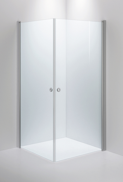 Transparent duschvägg med två gångjärnsdörrar och minimalistiska handtag, monterad i ett hörn.