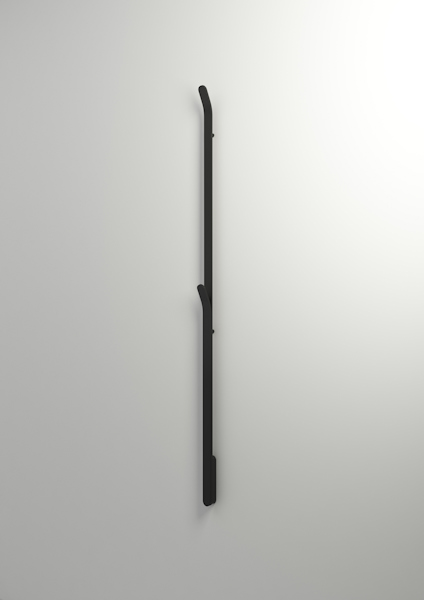 Svart, vertikal handdukstork monterad på vit vägg, minimalistisk design.
