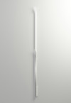 Vit vertikal handdukstork med smal design mot en ljus bakgrund.