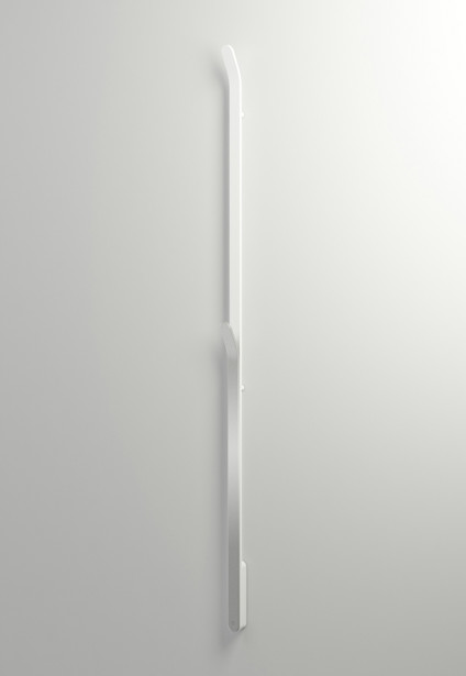 Vit vertikal handdukstork med smal design mot en ljus bakgrund.