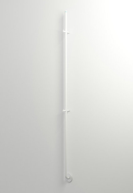 Vertikal vit handdukstork i minimalistisk design med matt yta, två horisontella fästen mot väggen.