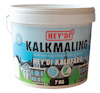 Plastburk med etikett med texten "HEY'DI KALKFÄRG KALKMALING 7 KG" och illustration av byggnader.