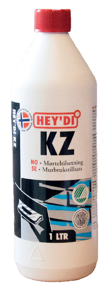 Vit flaska med röd kork, märkt "HEY'DI KZ". Text på etiketten anger "NO: Mørteltilsetning SE: Murbrukstilsetts". Volym anges som "1 LTR".