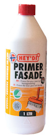 Vit flaska med etikett "HEY'DI PRIMER FASADE 1 LTR", röd kapsyl och illustration av pensel.