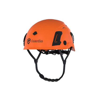 Orange skyddshjälm med svart spänne och texten "Guardio" på sidan mot en suddig bakgrund.