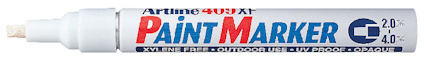 Vit markeringspenna med texten "Artline 409 XF Paint Marker" och spets på ungefär 2-4 mm.