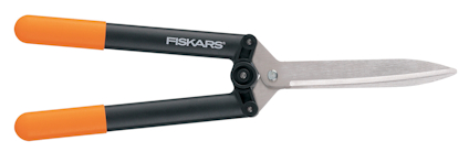 Häcksax med svarta handtag och orange grepp, samt blanka metallblad. Märkt med "FISKARS" på handtaget.