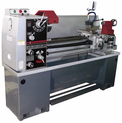 Svarv med rattar, reglage och skala på kontrollpanelen, samt en metallbädd och svarvstålshållare.