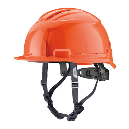 Orange skyddshjälm med ventilationshål och svarta justerbara hakremmar.