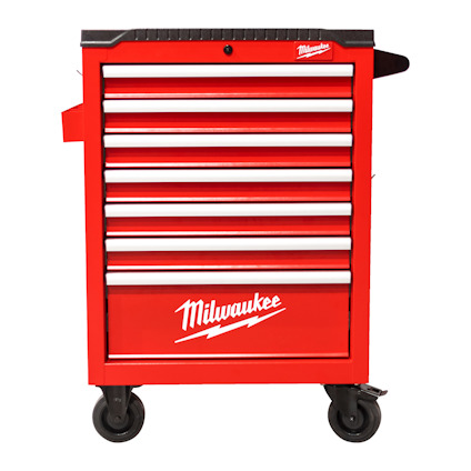 Röd verktygsvagn med sju silverfärgade lådor och hjul. Märkt med "Milwaukee" i vit text.
