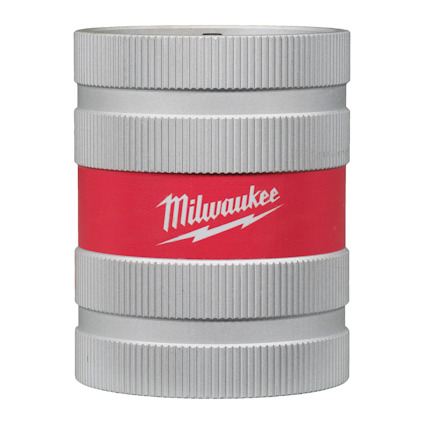 Cylindrisk metallverktyg med röd sektion prydd med namnet "Milwaukee" i vitt. Ribbade greppytor upptill och nedtill.