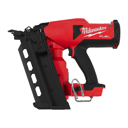 Röd och svart batteridriven spikpistol med ergonomiskt handtag och magasin.  Märket "Milwaukee" syns på sidan.