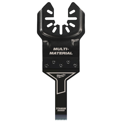 Svart sågtillbehör med texten "MULTI-MATERIAL" och "Titanium Charged" i vitt. Har tandad kant och rundade öppningar.