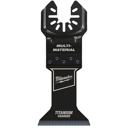 Svart sågblad med texten "MULTI-MATERIAL" och "TITANIUM CHARGED" i vitt, märkt med Milwaukee-logotypen.