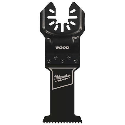 Svart sågblad med texten "WOOD" och "Milwaukee", tandad nederkant och fästesdel upptill.