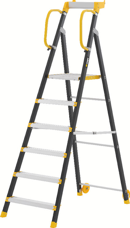 Grå och gul stege med sex steg, handtag upptill och hjul på basen.