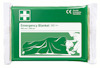 Förpackning med grön första hjälpen-filt med illustration av en person insvept i filten. Text: "Emergency Blanket".