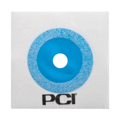 Kvadratisk rörmanschett i vitt material med blå markerad cirkel och hål i mitten, logotypen "PCI" under.