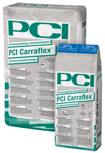 Två säckar av PCI Carraflex fästmassa med gröna och vita etiketter, med text och symboler.