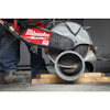 En person hanterar en kapmaskin med texten "Milwaukee MX FUEL" och kapar ett rör.