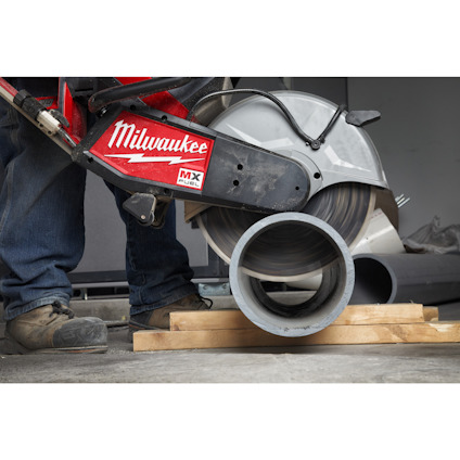 En person hanterar en kapmaskin med texten "Milwaukee MX FUEL" och kapar ett rör.