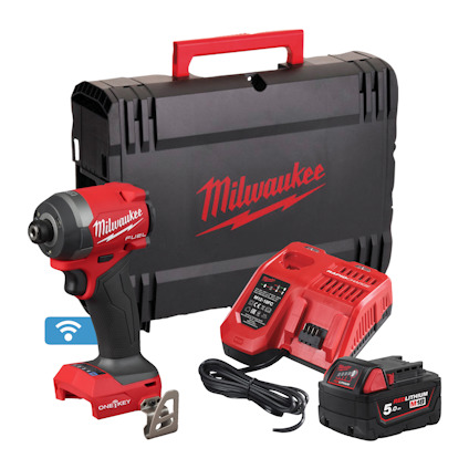 Sladdlös borrmaskin med laddare, batteri och svart förvaringslåda märkt "Milwaukee".