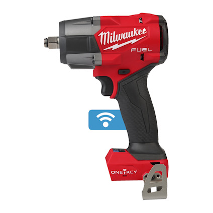 Röd och svart mutterdragare med logotypen "Milwaukee Fuel". Verkyget har ett grepp med texturen, en  hållare, och en blå Wi-Fi-symbol.
