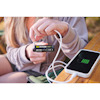 Person som använder ett 4V USB litihum batteri av märket RYOBI för att ladda en smartphone via USB-kabel.