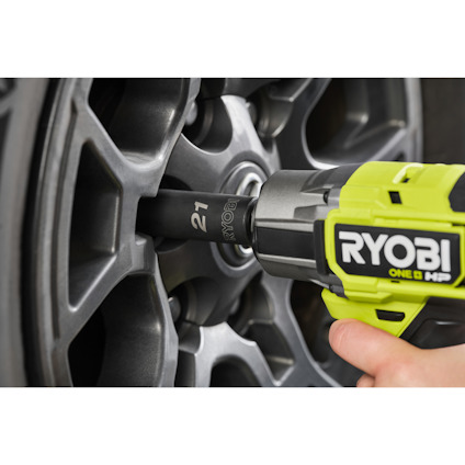 Mutterdragare med texten "RYOBI" används för att lossa en bult på ett bildäck.