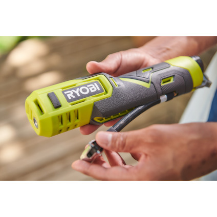 Person som håller en grön volympump av märket RYOBI.