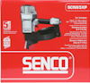 Röd förpackning med en spikpistol Senco SCN65XP och text om produktens specifikationer och garanti.