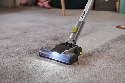 Golvmunstycket med lampa på en grå matta. Golvmunstycket passar till Ryobi skaftdammsugare.