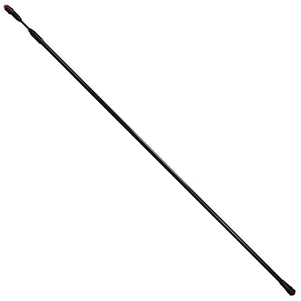 Svart teleskoplans i diagonal vinkel med rött munstycke.