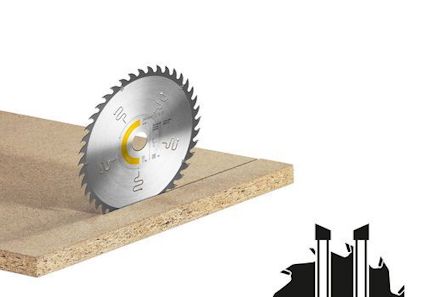 Cirkelsågklinga med tänder, placerad mot en träskiva.