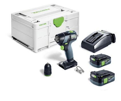 Skruvdragare med tillbehör inklusive två batterier, laddare och extra borrchuck framför en verktygslåda.