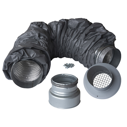 Grå ventilationsslang med metalldetaljer och en uppsättning skruvar på en vit bakgrund.