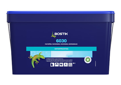 Blå hink märkt "Bostik 6030" med texten "Fuktspärr" och "Waterproofing" samt en gecko-illustration.