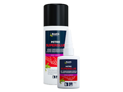 Två flaskor med Bostik Mitre Superglue, en större sprayflaska och en mindre dropflaska, båda med etiketter.