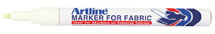 Vit märkpenna med texten "Artline Marker for Fabric" och "Ideal for Marking on Coloured Fabrics" tryckt på sidan.