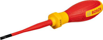 Skruvmejsel med rött och gult isolerat handtag och svart, platt spets. Handtaget har Bosch-logotyp.