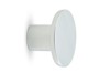 Metallknopp med rund, platt framsida och cylindrisk bas i blank kromfinish.
