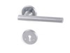 Dörrhandtag och nyckelskylt i borstad metall, cylindrisk design.