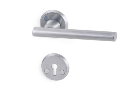 Dörrhandtag och nyckelskylt i borstad metall, cylindrisk design.