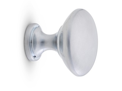 Silverfärgad, cirkulär dörrknopp med en blank finish, monterad på en kort cylinderformad bas mot en vit bakgrund.