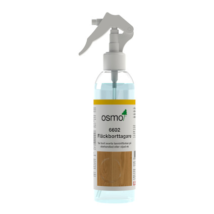 Sprayflaska i transparent plast och vitt spraymunstycke med genomskinlig vätska och etikett: "osmo 6602 Fläckborttagare".