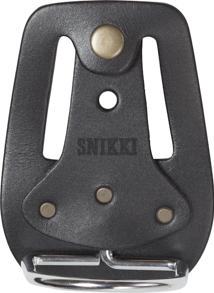 Svart läderhammarehållare med metallfästen och texten "SNIKKI" tryckt på framsidan.