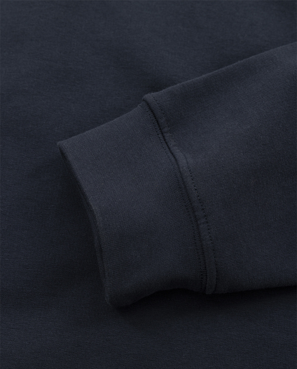 Svart sweatshirtärm i närbild med ribbad mudd.