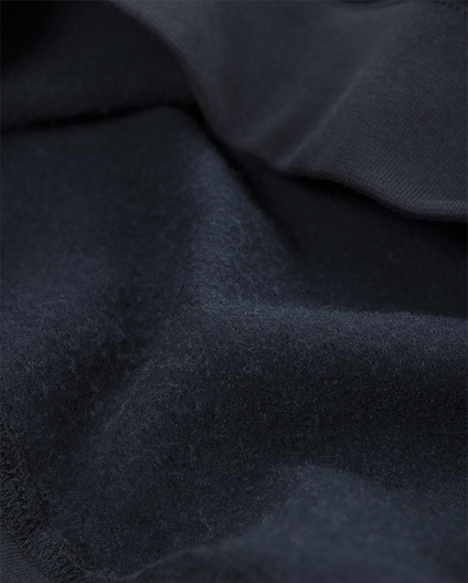 Mörkblått, mjukt tyg med subtil textur och veck.